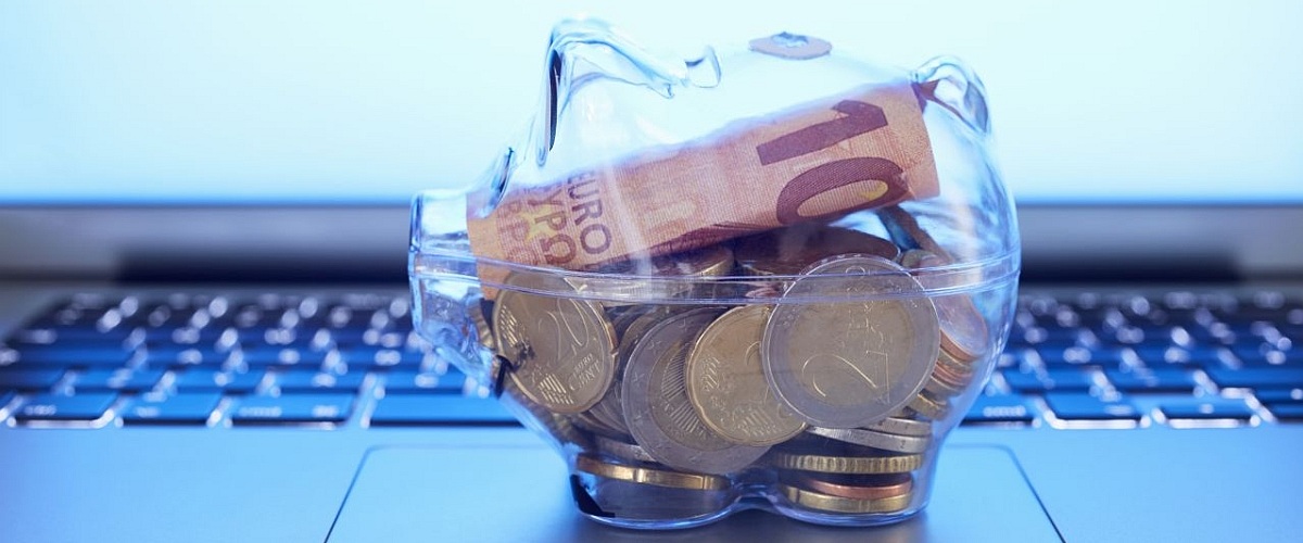 header-geld-strom-sparen-sparschwein-laptop.jpg