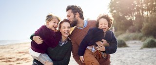 Eine Familie blickt in die Zukunft: Mit kluger Vermögenssicherung und nachhaltiger Vorsorge schaffen Sie Stabilität für sich und kommende Generationen.